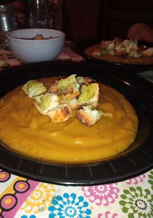 Una foto de Crema de verduras con crutones al ajo