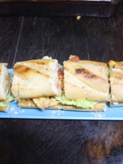 Una foto de Bocadillo de tortilla de chorizo
