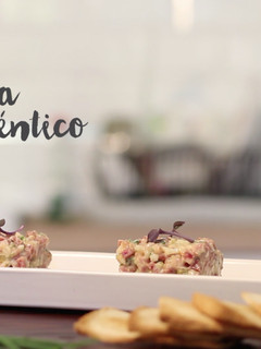 Una foto de Tartar de salchichón (tierno, fresco o de málaga) con tomate raf