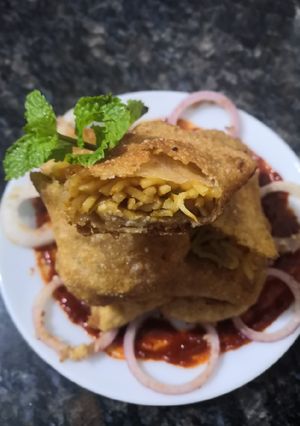 A picture of Maggi stuffed spring rolls.