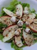 Ensalada de manzana y bolitas de queso cheddar