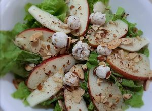 Una foto de Ensalada de manzana y bolitas de queso cheddar