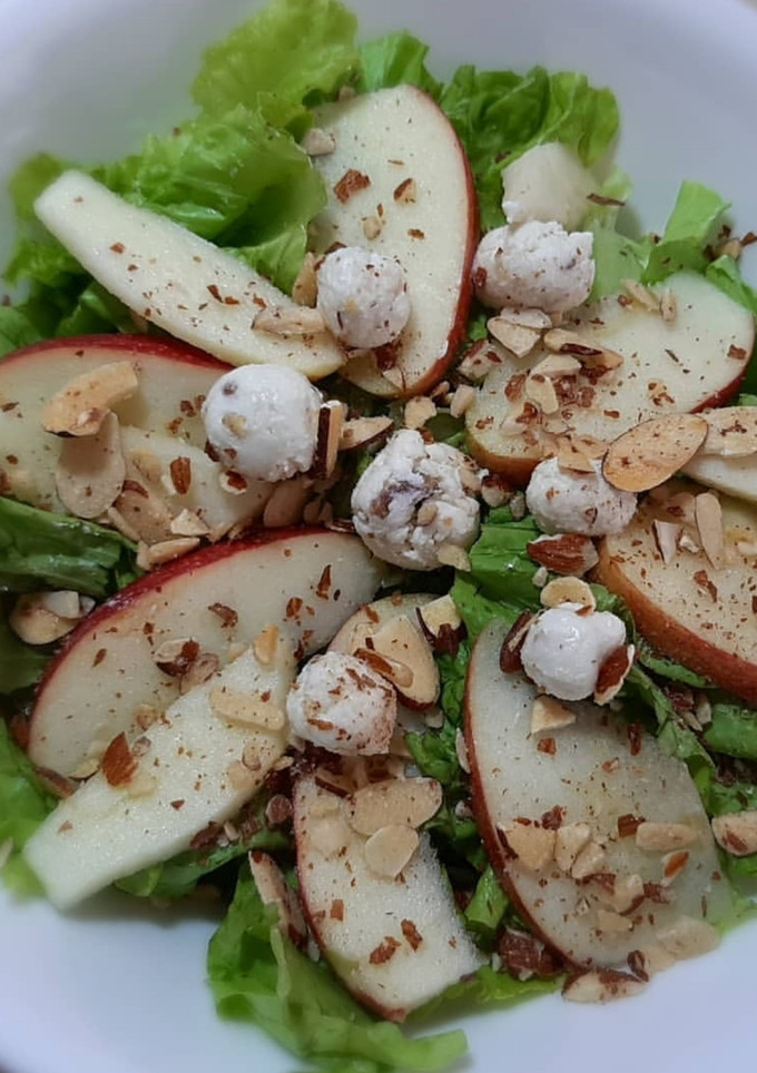 Una foto de Ensalada de manzana y bolitas de queso cheddar