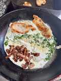 Pollo a la crema con verdeo y tocineta