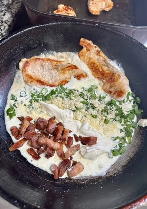 Una foto de Pollo a la crema con verdeo y tocineta