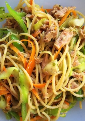Una foto de Spaguetis con verdura y atún