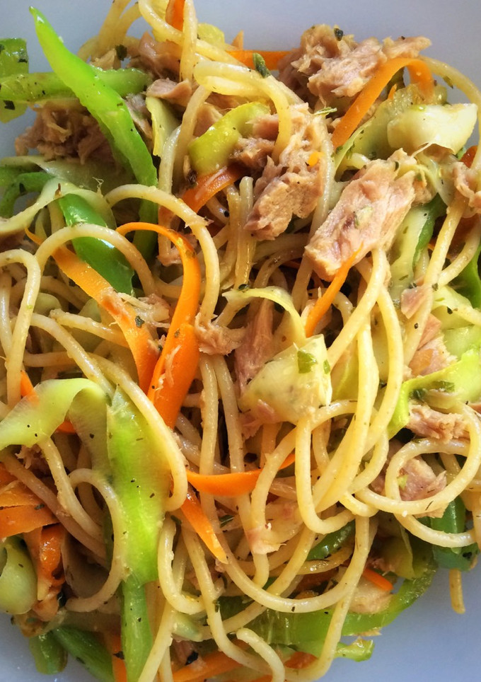 Una foto de Spaguetis con verdura y atún