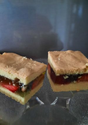 Zdjęcie przepisu Biszkopt z galaretką i truskawkami.
