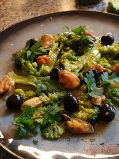 Una foto de Brocoli con Mejillones en Salsa de Naranja y Olivas Negras