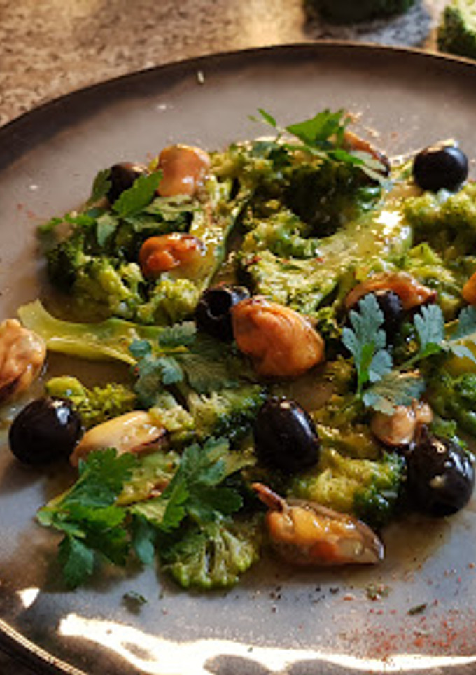 Una foto de Brocoli con Mejillones en Salsa de Naranja y Olivas Negras