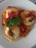 Ravioli di ricotta con sugo fresco di pomodorini pachino gialli e rossi