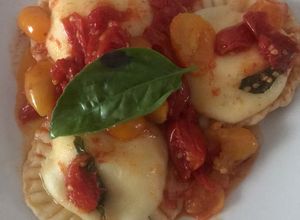 Foto di Ravioli di ricotta con sugo fresco di pomodorini pachino gialli e rossi