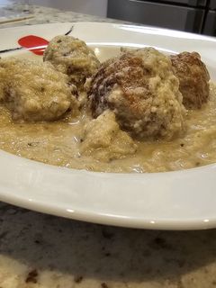 Una foto de Albóndigas de carrillera ibérica en salsa de queso, berenjena y calabacín