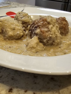 Una foto de Albóndigas de carrillera ibérica en salsa de queso, berenjena y calabacín