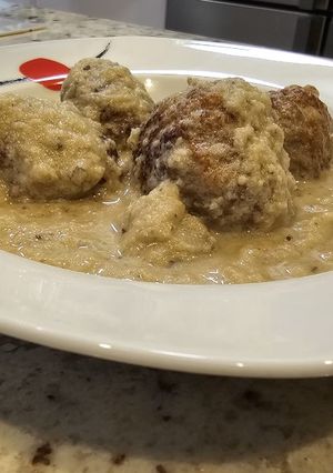 Una foto de Albóndigas de carrillera ibérica en salsa de queso, berenjena y calabacín
