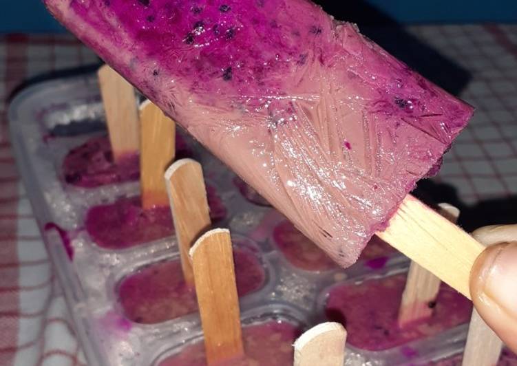 Langkah Mudah untuk Menyiapkan Es krim popsicle buahnaga coklat yang Bisa Manjain Lidah