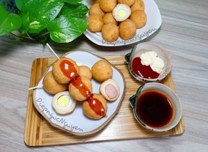 Hình của món Bánh trứng cút & xúc xích chiên giòn.