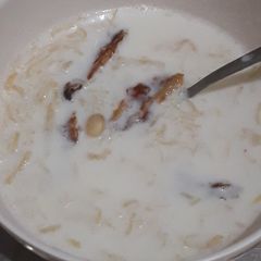 A picture of Pheni ki kheer or lachha semai.