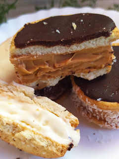 Una foto de Alfajores Helados Con Crema De limón y Crema Chocotorta