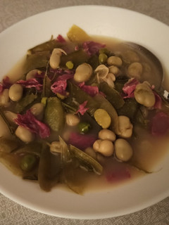 Una foto de Caldo de guisantes y habas