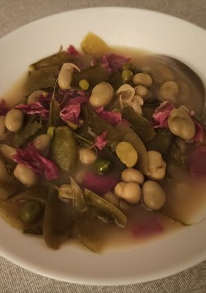 Una foto de Caldo de guisantes y habas