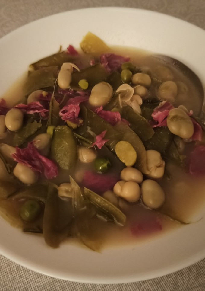 Una foto de Caldo de guisantes y habas