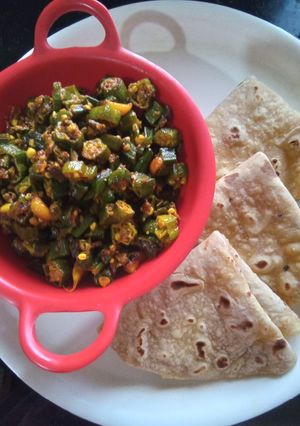 A picture of Lasooni bhindi.