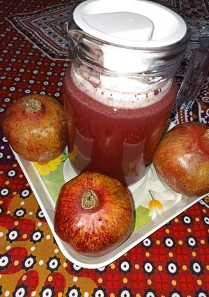 A picture of Fresh pomegranate juice.