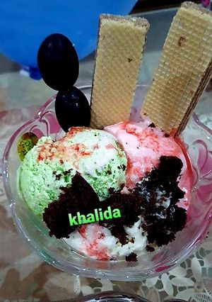 A picture of Strawberries and pistachios Ice cream.