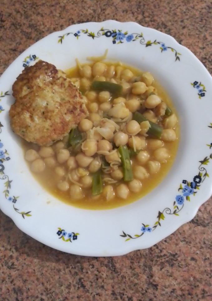 Una foto de Garbanzos con fideos y relleno