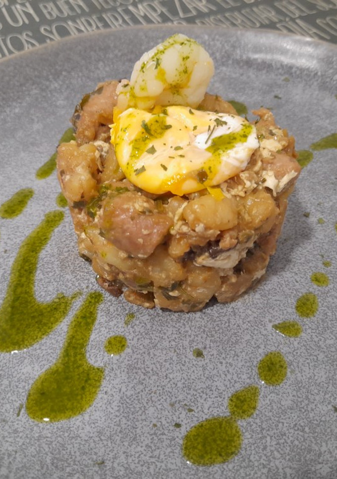 Una foto de Mar y montaña gamba y salchicha con seta camasec y yema escaldada
