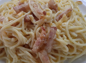 Una foto de Carbonara con queso crema
