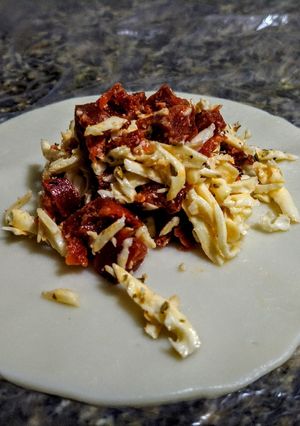 Una foto de RELLENO De Chorizo🐽 español, Queso costeño🧀 y orégano...!