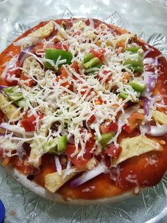 વેજિટેબલ પીઝા (Vegetable Pizza Recipe In Gujarati) રેસીપી મુખ્ય ફોટો