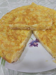 Una foto de Tortilla de patatas rellena de bacon y queso