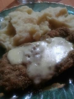Una foto de Milanesa con puré de papa