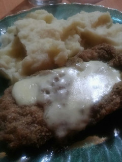 Una foto de Milanesa con puré de papa