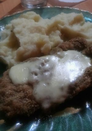Una foto de Milanesa con puré de papa