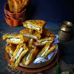 A picture of Panner stuffed bread pakora.