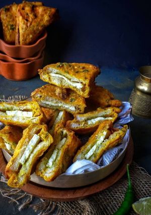 A picture of Panner stuffed bread pakora.