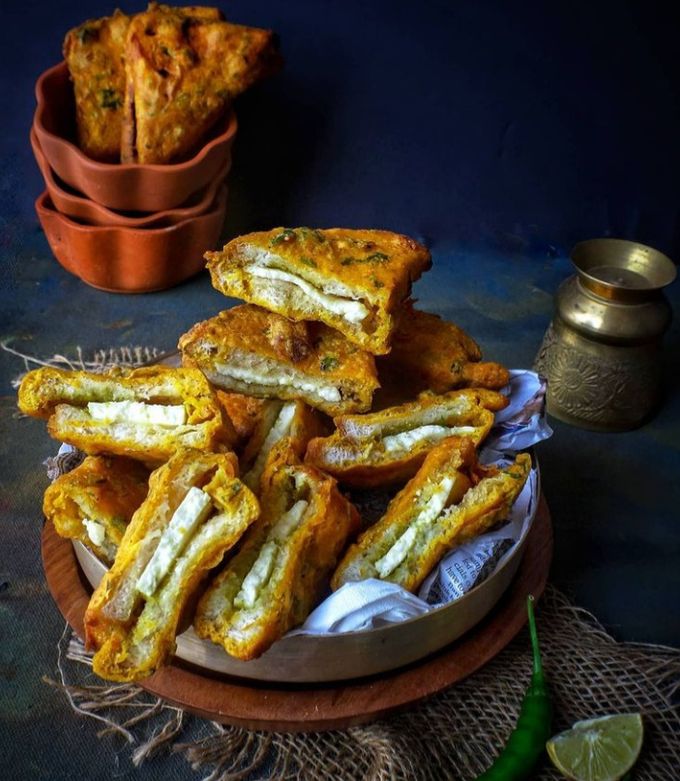A picture of Panner stuffed bread pakora.