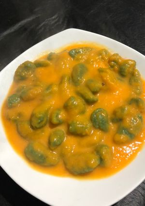 Una foto de Ñoquis de espinaca con salsa de calabaza