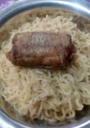 A picture of Noodles and fried fish.