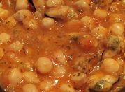 Una foto de garbanzos con mejillones