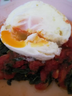 Una foto de Acelgas con tomate y huevo al vapor