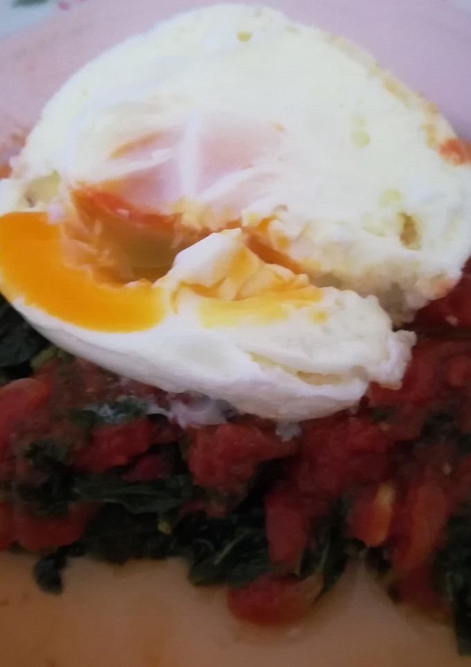 Una foto de Acelgas con tomate y huevo al vapor