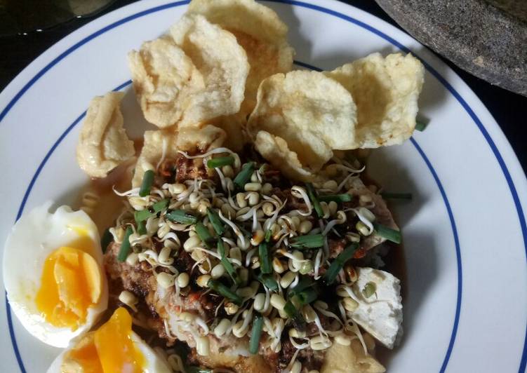 Ketupat bumbu kacang