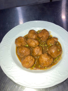 Una foto de Albóndigas con salsa jardinera
