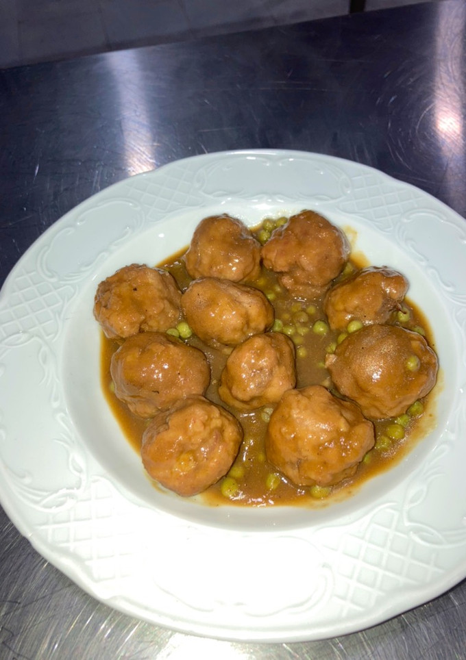 Una foto de Albóndigas con salsa jardinera