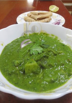 A picture of Aloo palak.